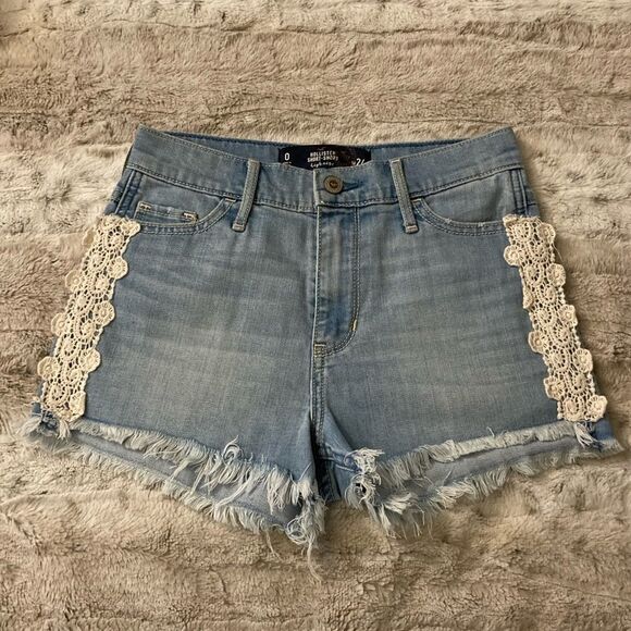 : : HOLLISTER High Rise Cut Off Denim Shorts with Lace Trim on Sides : : - Picture 8 of 8